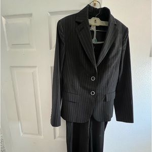 Women’s pant suit size 6. The brand is Jones New York   black
